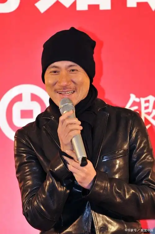 张学友演唱会摔倒后继续唱歌,网友赞其敬业精神