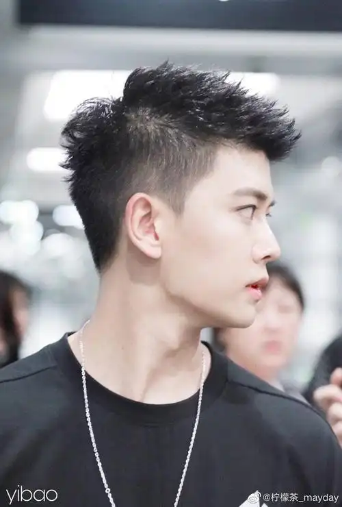 国超固定剧粉为任嘉伦的现代装证明