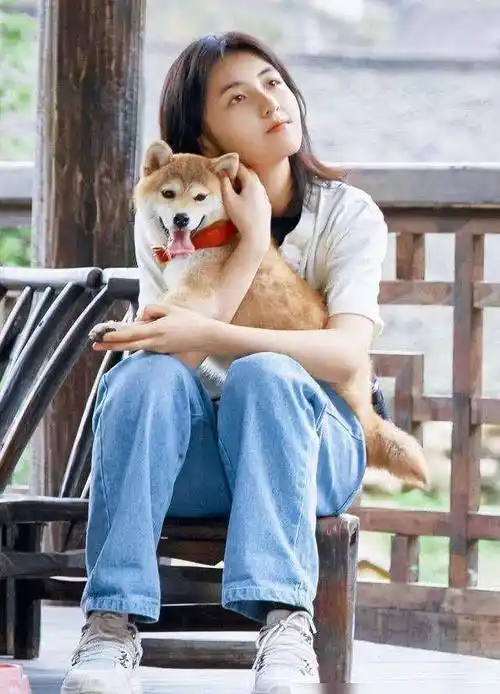 原创张子枫蜷在角落欧阳娜娜痛哭王源躺沙发流泪年少成名没那么美