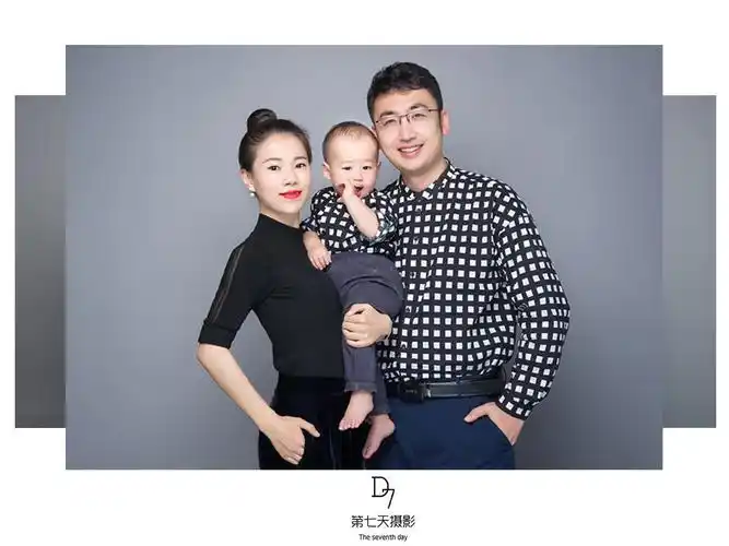 简单干净的全家福 1小时之内拍完 提供化妆造型,拍摄精修 用的是dior