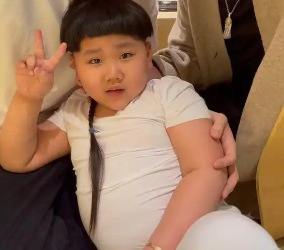 郭德纲儿子吃零食被偷拍肚皮圆滚凸出看不见脖子你怎么看