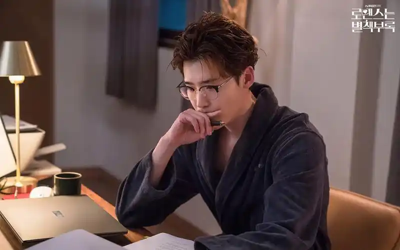 李钟硕《罗曼史是别册附录》剧照图片壁纸