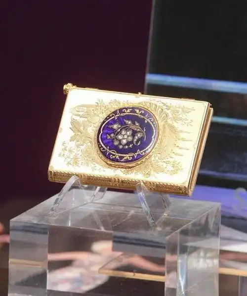 华衣锦饰难掩绝代芳华 梅艳芳遗物拍卖珍藏曝光 1/13(全文)