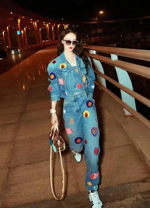金晨出发瑞士机场街拍穿卡通贴图牛仔套装甜酷味十足