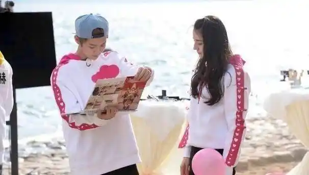 原创迪丽热巴秀大红嘴唇小视频迷蒙勾人眼神可背后却躺着一个男人