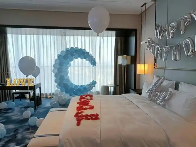 济南凯宾斯基酒店客房蓝色月亮生日布置
