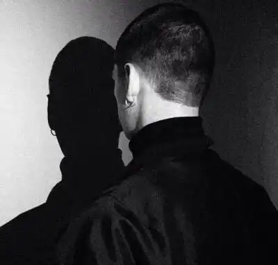 权志龙头像白衬衫