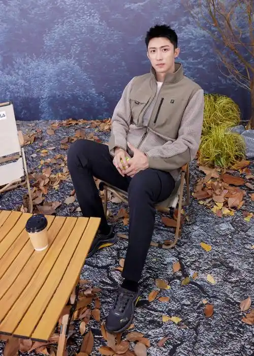 黄景瑜晒照庆31岁生日,阳光帅气超有范,鲜花簇拥显浪漫_祝福_蓝色