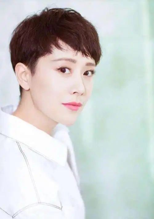 海清短发出席活动好身材尽显被粉丝称赞蚂蚁腰