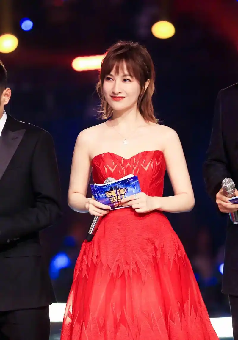 37岁吴昕,颜值美丽身材性感,真是越来越优秀了!