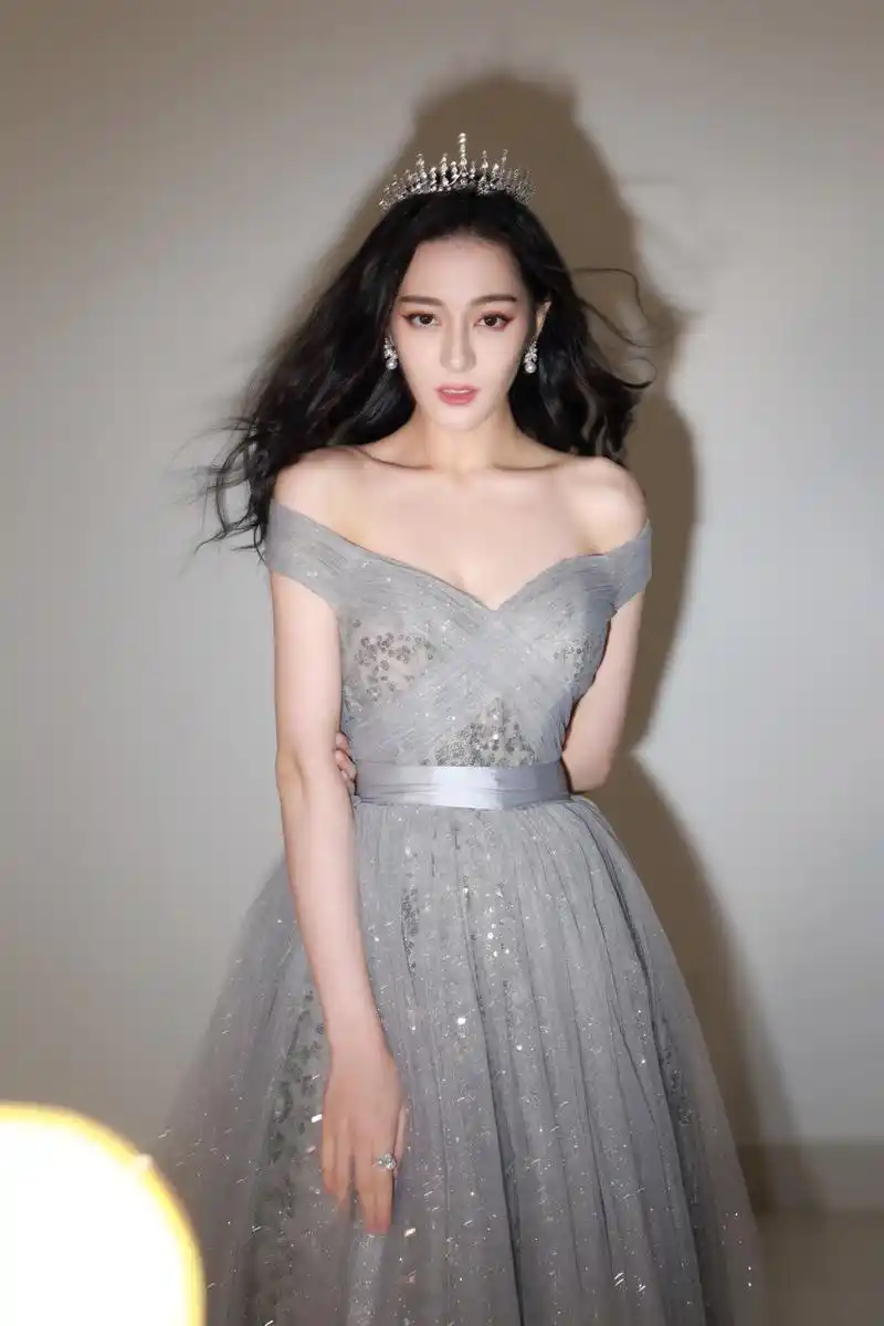 [迪丽热巴][新闻]201031 迪丽热巴从天而降亮相一千零一夜晚会 真