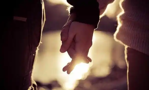 在这个纷繁复杂的现实世界里,爱情往往成为一个残酷的挑战.