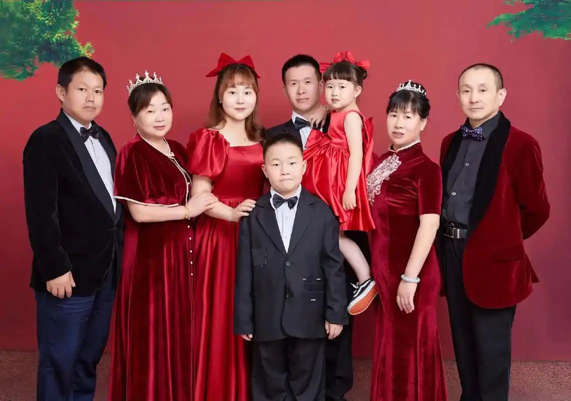 相馆的人说还没有拍过八口一家的全家福呢 #这不就来了嘛99全 - 抖