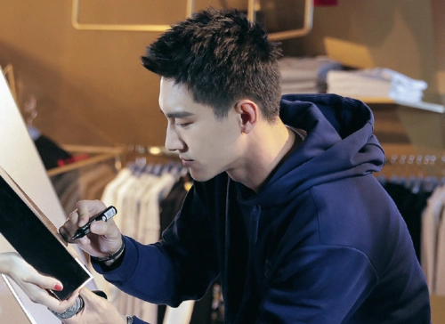 原创林更新终于出现了,剪了短发颜值逆天,网友:返老还童了?