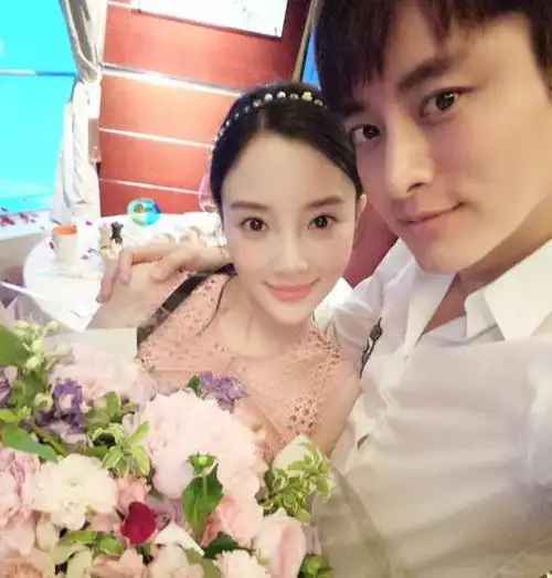 一提到在娱乐圈里引起满城风雨的离婚丑闻,必定少不了贾乃亮和李小璐