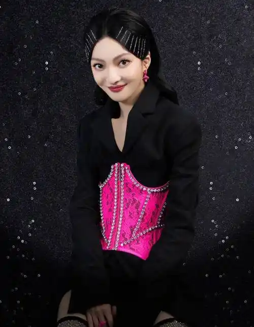 40岁的张韶涵气质真霸气,黑粉套装时髦个性,气场堪比超模_造型_时尚