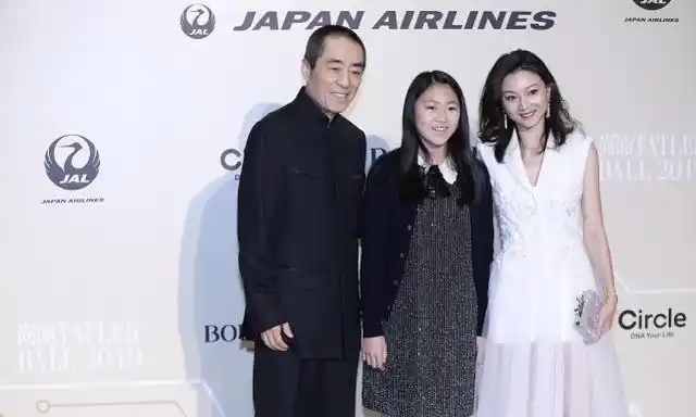 张艺谋晒全家福,小31岁妻子气质出众,一家三口像是三代人