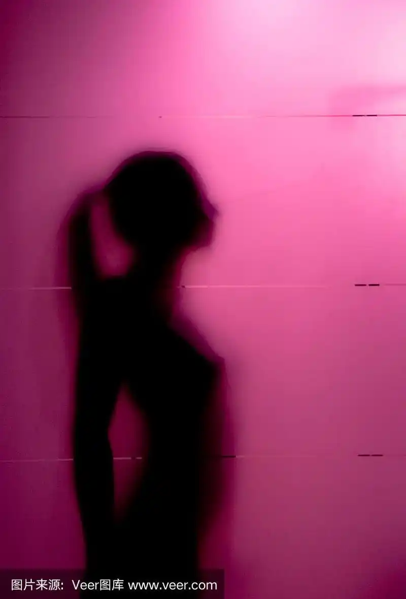 在磨砂玻璃后面的年轻女人