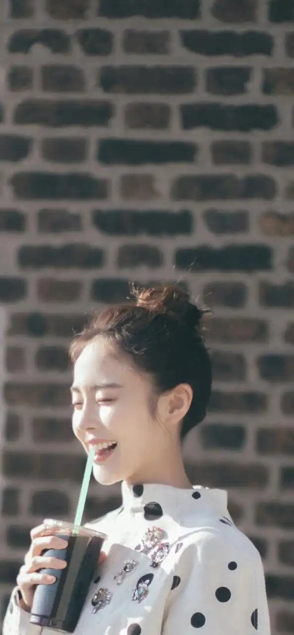 图一差点分不清张佳宁和张嘉倪,侧脸还是有一点点像的.#动态创作月