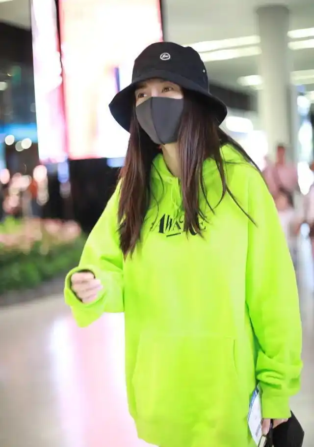 angelababy帅气出行荧光色卫衣搭超短热裤秒变一米八气场