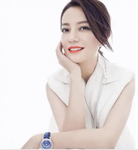 赵薇橘色系彩妆春意盎然 头戴兔耳朵萌萌哒