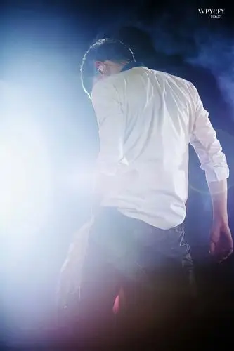 朴灿烈背影杀转自微博