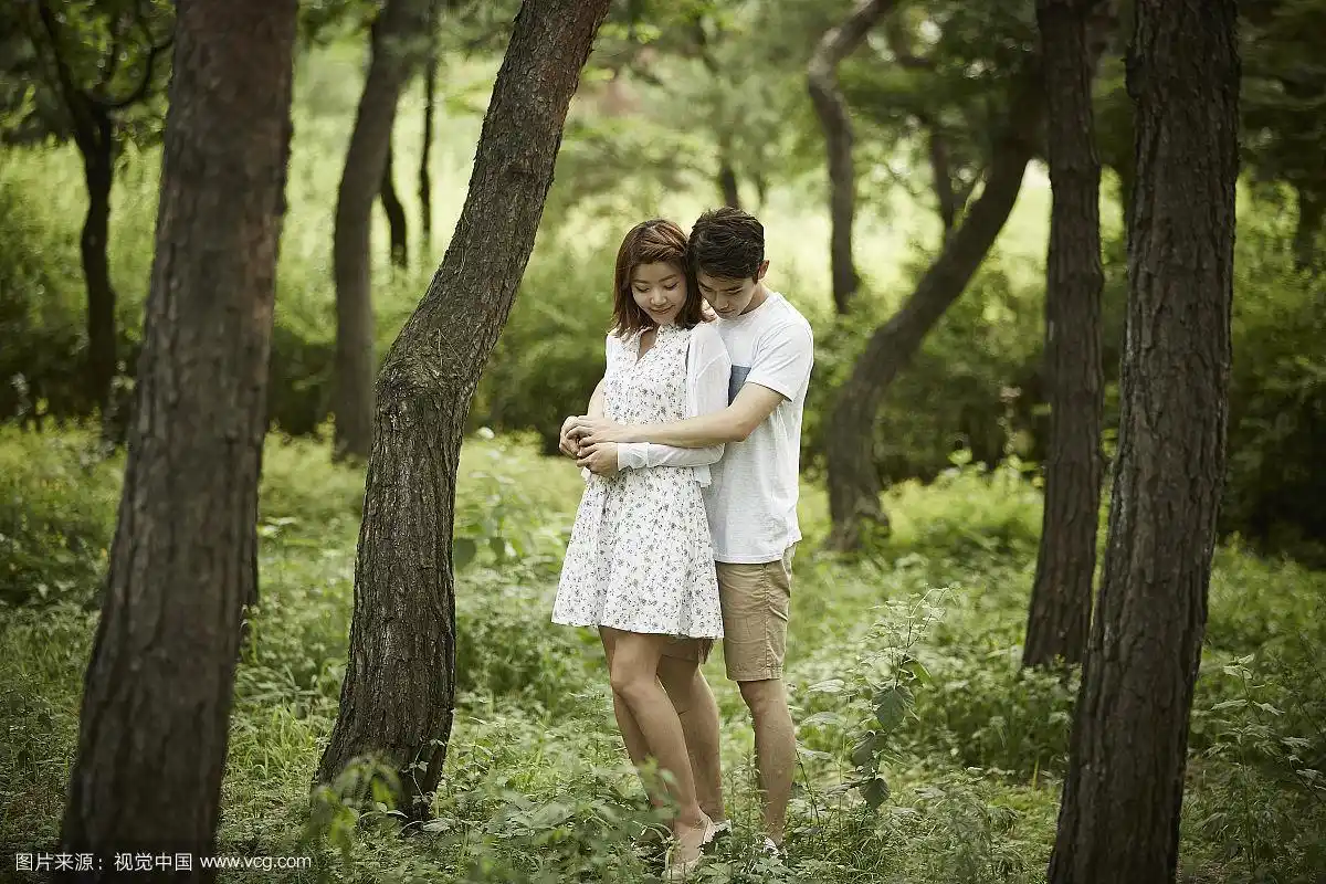 森林里的恩爱夫妻,男人从后面拥抱女人