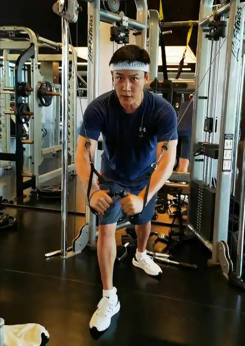 陆毅晒照庆46岁生日,手牵俩女儿超幸福,13岁贝儿身高超爸爸肩膀_鲍蕾