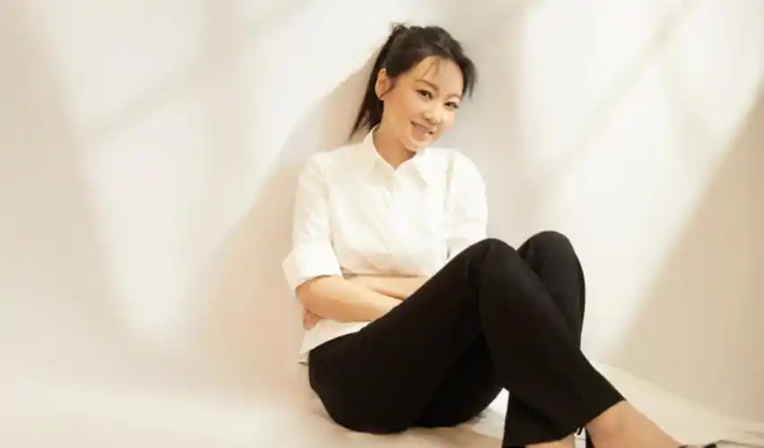 50岁闫妮片场被偷拍!穿运动装脖子上挂个口哨,休息期间狂补水