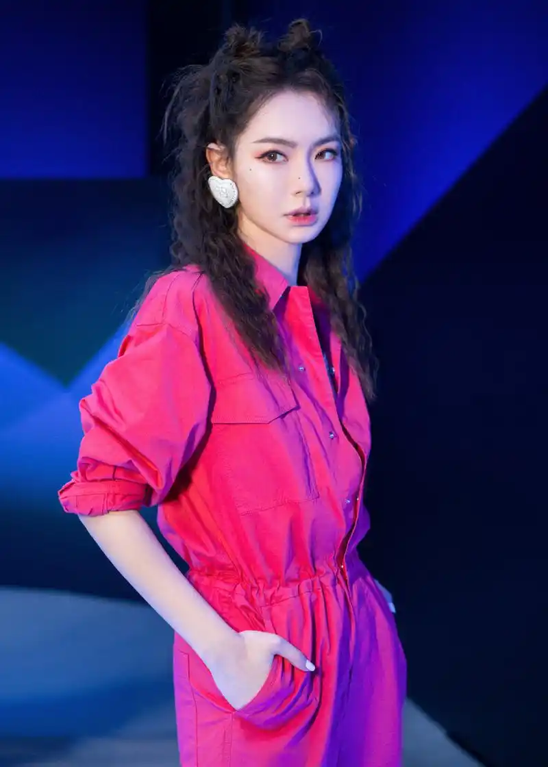 简介:戚薇连体工装甜酷写真图片,分享一组戚薇图片给大家,图中的明星