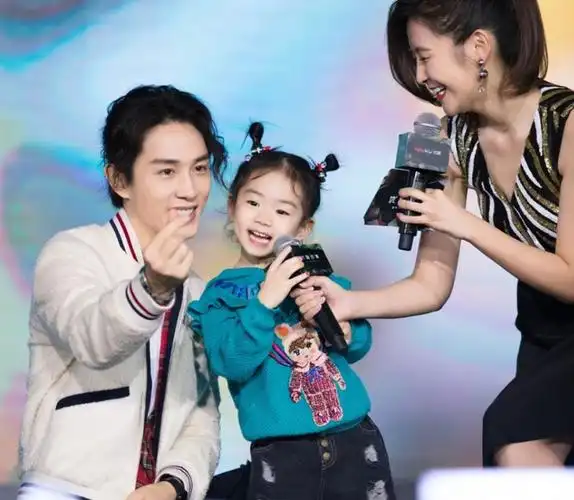 原创戚薇忙赚钱养家李承铉带女儿逛街lucky身材高挑模样大变