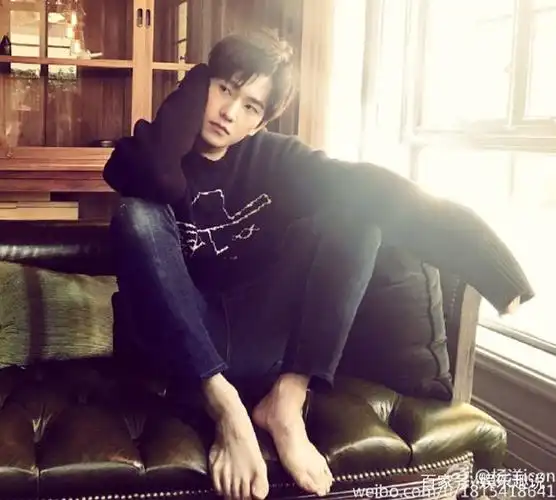 白敬亭有一爱好就是收集鞋,曾被自家粉丝吐槽"以后就跟鞋过吧",可你