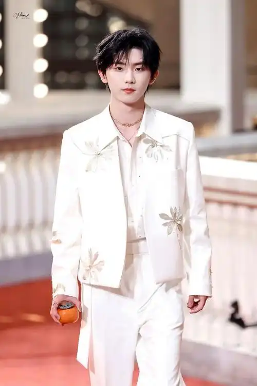 而你是all white的神  @时代少年团队长-马嘉祺    #时代少年团春日