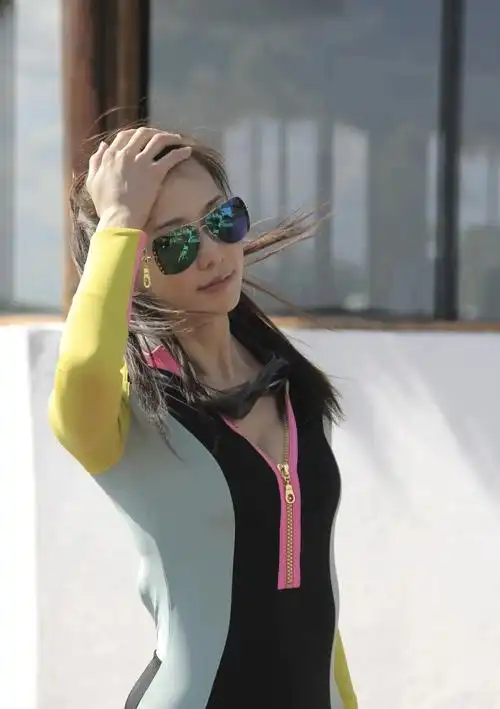 就像在《花样姐姐》中,她穿泳衣展露身材.