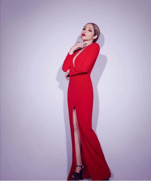 萧亚轩红色深v礼服现身,巫婆鼻吓人,直播大力揉搓回应整容质疑__财经