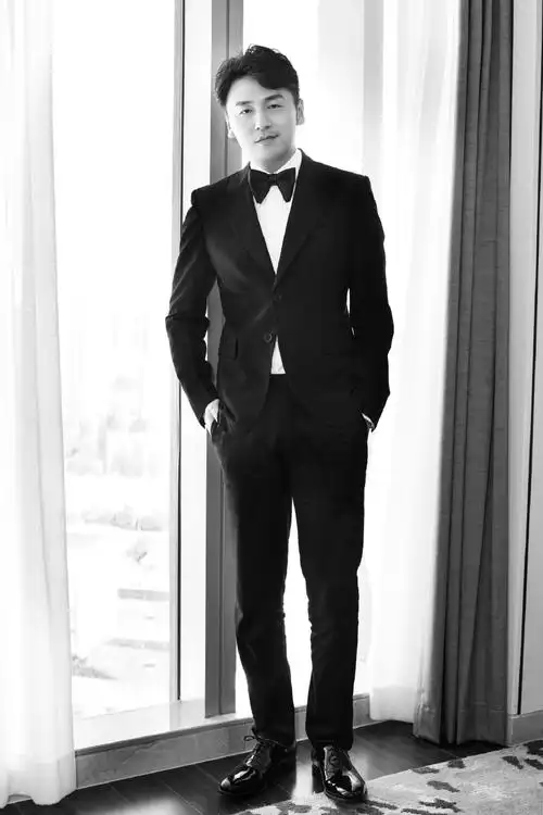 真的是惊艳,看起来应该只有170 的他竟然有181cm,这就是完美男人吧!