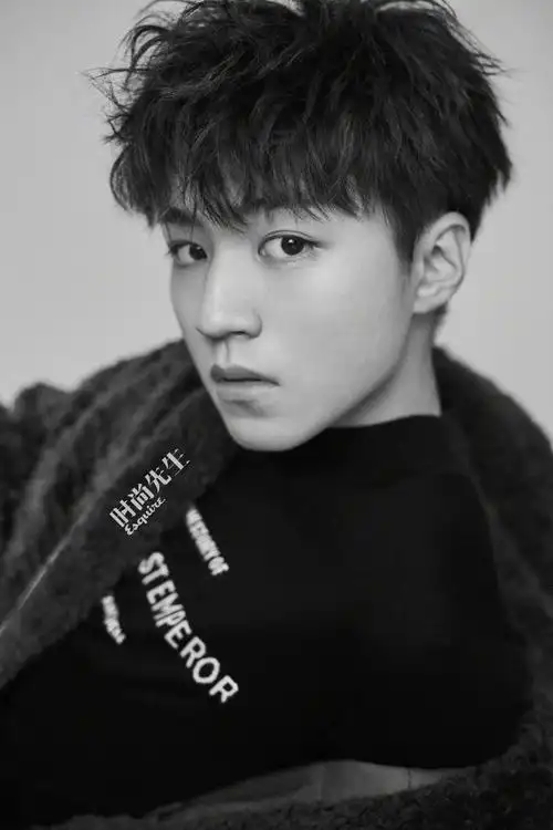 王俊凯全新时尚先生杂志大片来袭!鲜活炫彩少年展示玩酷新态度!