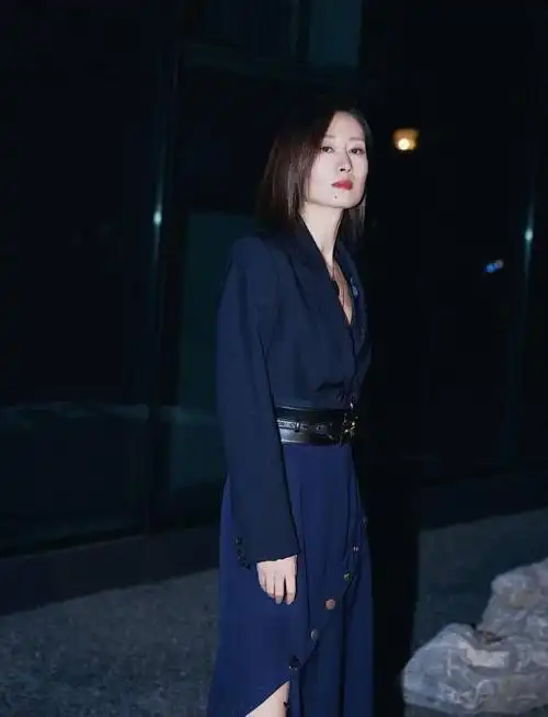 刘敏涛的穿搭圈粉,皮风衣配牛仔连衣裙,洋气又减龄|露肩|西装|身材