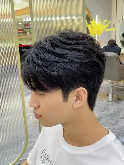 夏季男生帅气韩式短发清爽又阳光韩式微分碎盖发型适合脸型:圆脸钻石