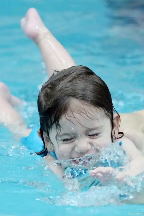 婴儿游泳,如何安全有效地进行教学