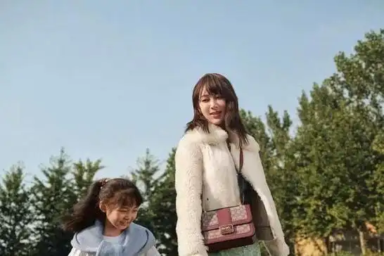 杨紫升级coach品牌代言人她是如何掩盖身上的土气和短板的