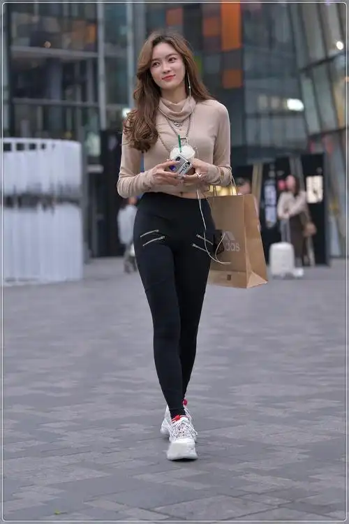 高领薄款上衣搭配黑色紧身裤,休闲又时尚,吸引目光_衣服
