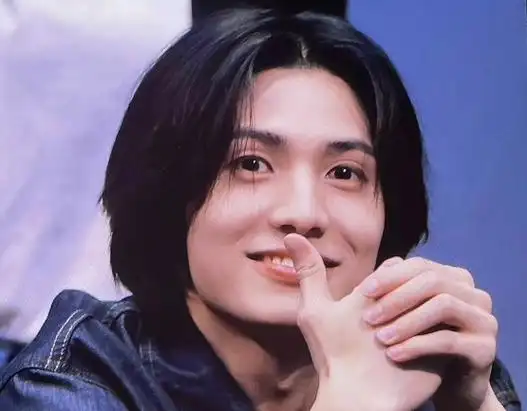 分享韩国摇滚男歌手李周演美图合集 >