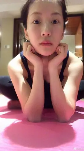 组图阔太李念素颜健身酥胸若隐若现性感撩人