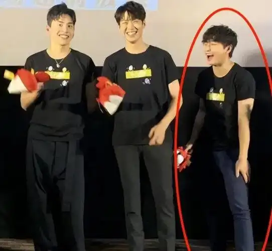 然而,他的"身高真实性"可能略逊于任嘉伦,与一旁的魏大勋站在一起