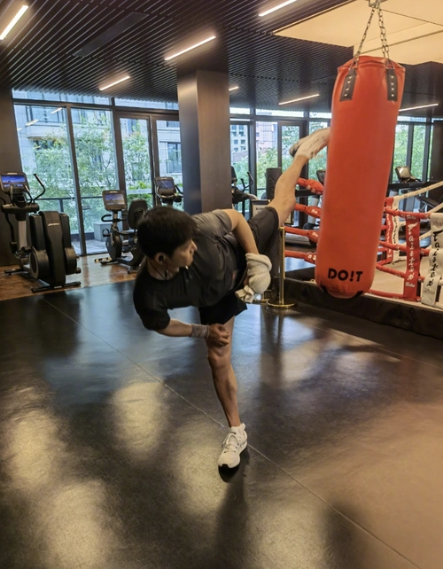 陆毅还分享了自己的运动照,高抬腿踢沙袋,小腿肌肉抢镜.