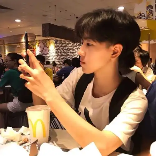 自截 二传注明dt想高冷的蔡同学男生头像男神头像部位男头