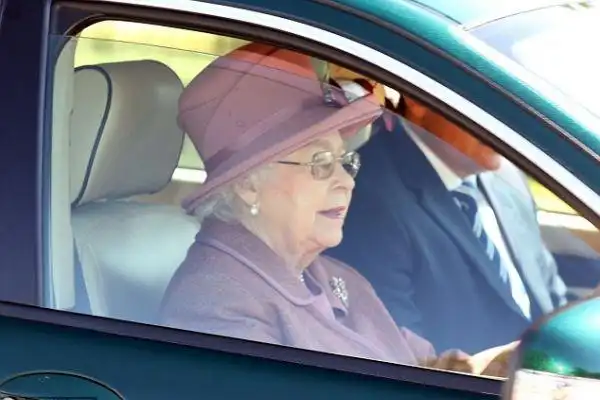 91岁高龄开车的英国女王,无证驾驶近70年