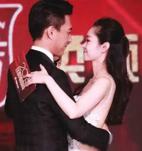 录节目只穿"肚兜",靳东紧张手抱腰太用力_表演_小丽_行为