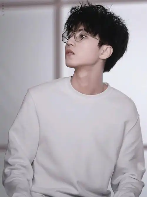 王俊凯金丝眼镜